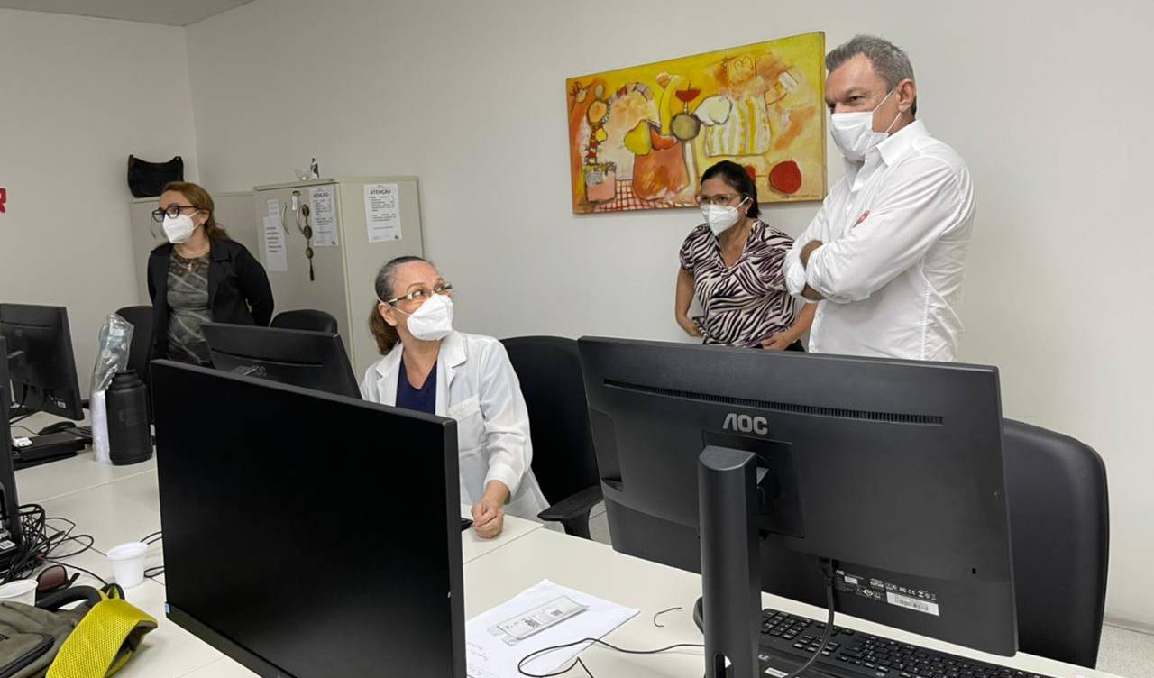 Sarto observa uma tela de comcomputador em uma sala na SMS